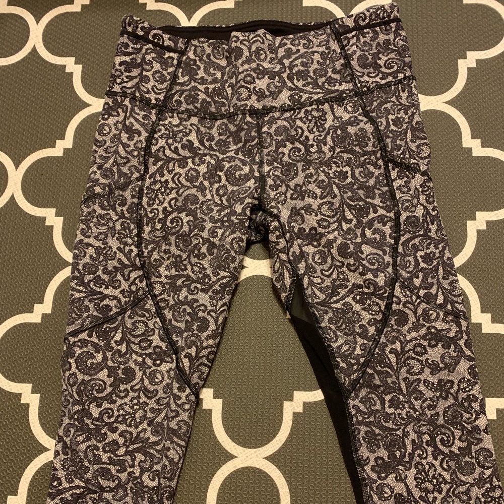 Lululemon outrun crops, size 8